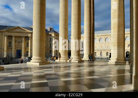 France, Paris, l'colonnes corinthiennes du fronton du Panthéon, l'entrée de la Faculté de droit de l'arrière-plan Banque D'Images