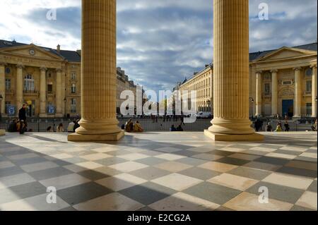 France, Paris, l'colonnes corinthiennes du fronton du Panthéon, face à la rue Soufflot, la mairie du 5e arrondissement sur la gauche et l'entrée de la Faculté de droit sur le droit Banque D'Images