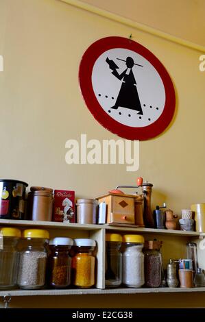 France, Paris, Cité Véron à 94 Boulevard de Clichy, Boris Vian's flat, prêtre de passage dans la cuisine de bord Banque D'Images