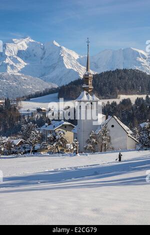 France, Haute Savoie, cordon, Eglise Notre Dame de l'Assomption, vue sur le Mont Blanc (4810m) et le massif Banque D'Images