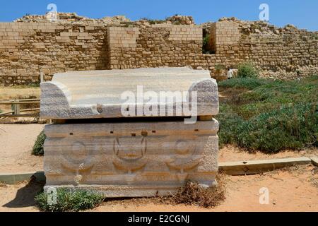 Israël, Haifa District, Césarée, ruines de Césarée, sarcophage en face de murs extérieurs de Herode grand palace Banque D'Images