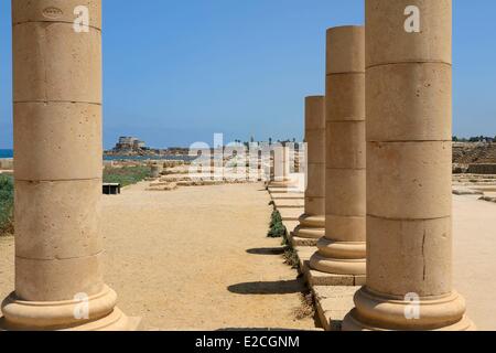 Israël, Haifa, District de Césarée (Césarée Maritima), ruines de Césarée, colonnes romaines et byzantines de la cour péristyle Banque D'Images