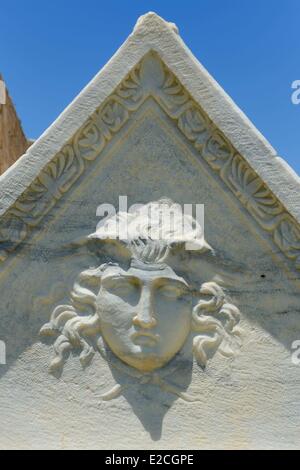 Israël, Haifa, District de Césarée (Césarée Maritima), ruines de Césarée, couvercle de sarcophage décoré aux deux extrémités par des personnages mythologiques Banque D'Images