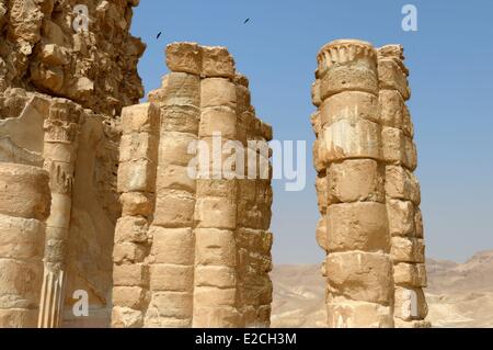 Israël, désert du Néguev, la forteresse de Massada, inscrite au Patrimoine Mondial de l'UNESCO, du nord de la terrasse inférieure, le palais d'Hérode résidence privée s'étendait jusqu'à trois niveaux Banque D'Images