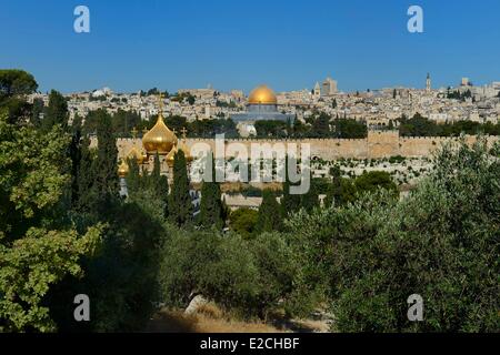 Israël, Jérusalem, ville sainte, de la vieille ville inscrite au Patrimoine Mondial de l'UNESCO, le Dôme du rocher sur le Haram el Sharif et l'Église orthodoxe russe de Maria de Magdala sur la pente du mont des Oliviers Banque D'Images