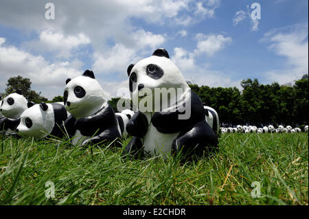 Hong Kong, Chine, Hong Kong. 19 Juin, 2014. Les pandas en papier sont affichées lors d'une exposition au Victoria Park, du sud de la Chine, Hong Kong, le 19 juin 2014. Un total de 1 600 pandas en papier ont été affichées ici le 19 juin, qui étaient l'œuvre de l'artiste française Paulo Grangeon. Credit : Lo Fai Ping/Xinhua/Alamy Live News Banque D'Images