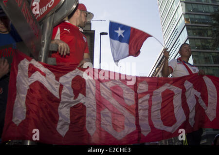 Santigo Del Chili, Chili. 18 Juin, 2014. Célébration et d'affrontements avec la police à Santiago du Chili, le 18 juin 2014 après le triomphe de l'avant vers l'Espagne 2 - 0 sur le tableau dans une nouvelle journée de football à la Coupe du Monde Brésil 2014. Credit : Claudio Abarca Sandoval/NurPhoto ZUMAPRESS.com/Alamy/Live News Banque D'Images