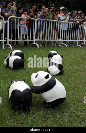 Hong Kong, Chine, Hong Kong. 19 Juin, 2014. Les pandas en papier sont affichées lors d'une exposition au Victoria Park, du sud de la Chine, Hong Kong, le 19 juin 2014. Un total de 1 600 pandas en papier ont été affichées ici le 19 juin, qui étaient l'œuvre de l'artiste française Paulo Grangeon. Credit : Lo Fai Ping/Xinhua/Alamy Live News Banque D'Images