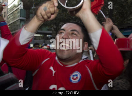 Santigo Del Chili, Chili. 18 Juin, 2014. Célébration et d'affrontements avec la police à Santiago du Chili, le 18 juin 2014 après le triomphe de l'avant vers l'Espagne 2 - 0 sur le tableau dans une nouvelle journée de football à la Coupe du Monde Brésil 2014. Credit : Claudio Abarca Sandoval/NurPhoto ZUMAPRESS.com/Alamy/Live News Banque D'Images