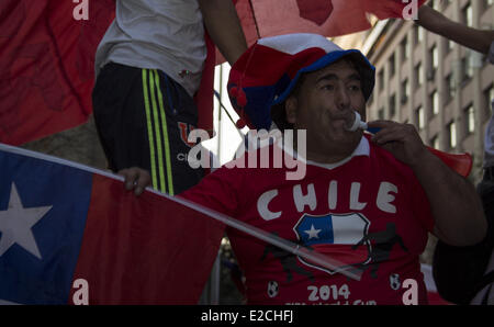 Santigo Del Chili, Chili. 18 Juin, 2014. Célébration et d'affrontements avec la police à Santiago du Chili, le 18 juin 2014 après le triomphe de l'avant vers l'Espagne 2 - 0 sur le tableau dans une nouvelle journée de football à la Coupe du Monde Brésil 2014. Credit : Claudio Abarca Sandoval/NurPhoto ZUMAPRESS.com/Alamy/Live News Banque D'Images