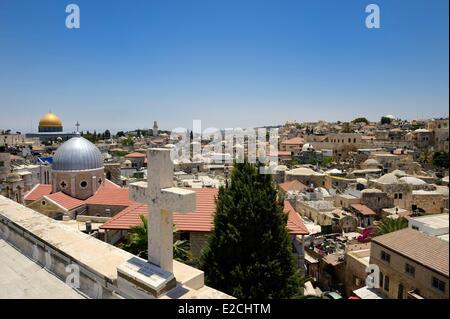 Israël, Jérusalem, ville sainte, de la vieille ville inscrite au Patrimoine Mondial de l'UNESCO, les toits du quartier musulman, à gauche l'église de Notre Dame de le spasme et le dôme du Rocher à l'arrière-plan Banque D'Images