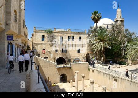 Israël, Jérusalem, ville sainte, de la vieille ville inscrite au Patrimoine Mondial de l'UNESCO, le Quartier Juif, le Cardo était la rue principale durant la période Byzantine, à droite le minaret Sidna Omar et la synagogue Hurva Banque D'Images