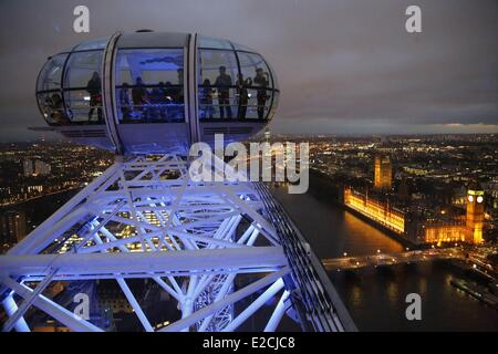 Royaume-uni, Londres, le London Big Eye construite en 2000, 135m en haut avec vue sur la Tamise et Westminster Banque D'Images