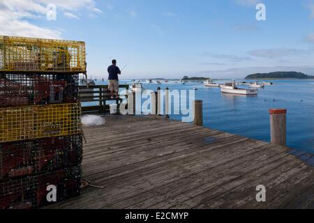 United States Maine Kennebunkport Cape Porpoise Cape pier fisherman Banque D'Images