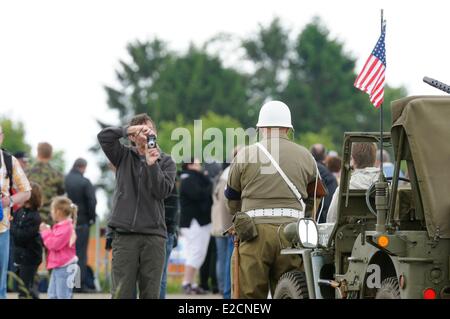 France Nord Niergnies meeting aérien de Cambrai soldat américain vu de dos posant devant une jeep pour un photographe Banque D'Images