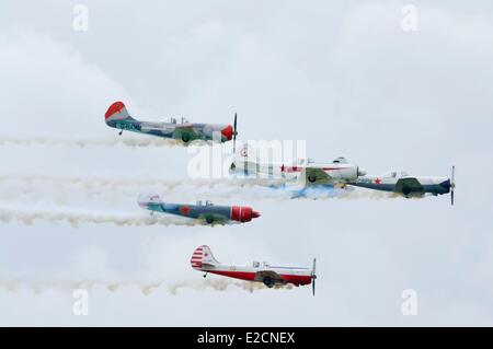 France Nord Niergnies meeting aérien de Cambrai de la patrouille YAK 50 Aerostars dans le vol horizontal Banque D'Images