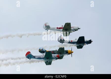 France Nord Niergnies meeting aérien de Cambrai de la patrouille YAK 50 Aerostars dans le vol horizontal Banque D'Images