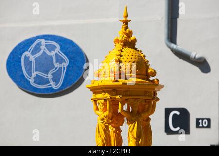 France Paris fontaine Wallace peint en jaune sur Pierre Vidal Naquet square Banque D'Images