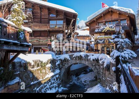 France Haute Savoie Megeve le pont des Vaudois ou pont Saint Paul sur le Planay et la Maison Allard Banque D'Images