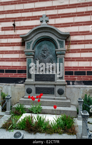 Monument tombeau avec sculpture de Neofit Rilski- moine bulgare, enseignant et artiste peintre dans le monastère de Rila, Bulgarie Banque D'Images