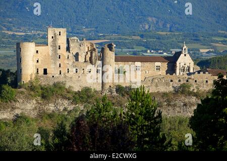 France Hautes Alpes Château de Tallard (XIV et XVI) et l'église Saint Grégoire classés Monuments Historiques Banque D'Images