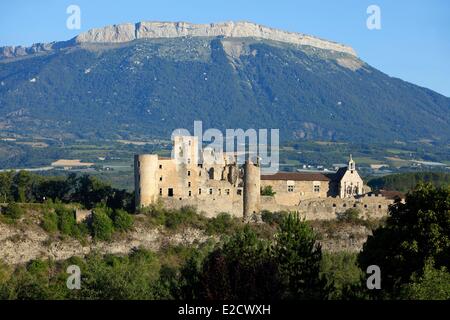 France Hautes Alpes Château de Tallard (XIV et XVI) et l'église Saint Grégoire classé monuments historique dans les montagnes Banque D'Images