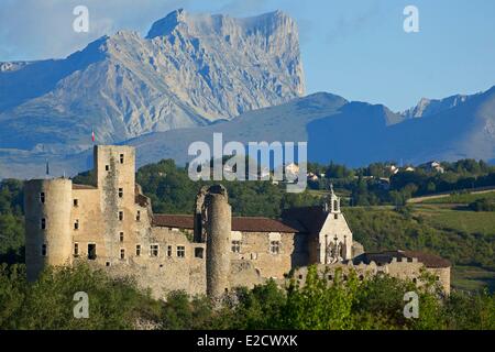 France Hautes Alpes Château de Tallard (XIV et XVI) et l'église Saint Grégoire classés monuments historiques dans le Massif des Ecrins Banque D'Images