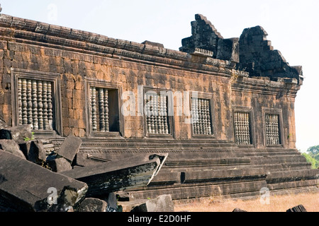 Un mur de pierre section sur le niveau inférieur est exposée au ruines de l'antique Wat Phu, construit par les Khmers, à Champassak, le Laos. Banque D'Images