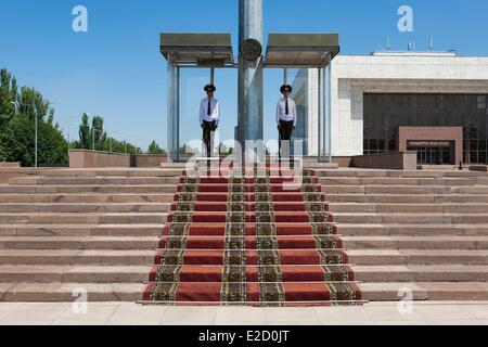 Le Kirghizistan Bichkek Chuy Province relève de la garde devant le Musée National de l'histoire sur la place Ala-Too Banque D'Images