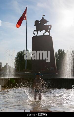 Le Kirghizistan Bichkek Province Chuy enfant jouant dans le bassin au pied de la statue de Manas sur la place Ala-Too Banque D'Images