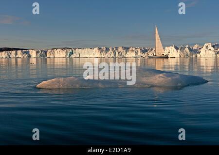 La Norvège Spitzberg Svalbard Lillieh°°k Glacier dans Krossfjorden voilier Banque D'Images