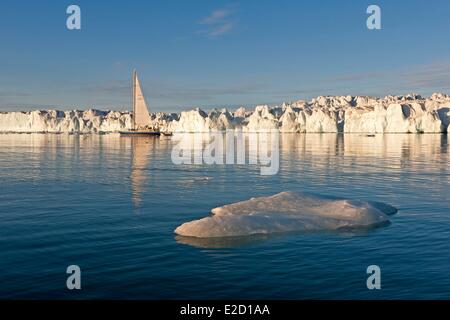 La Norvège Spitzberg Svalbard Lillieh°°k Glacier dans Krossfjorden voilier Banque D'Images