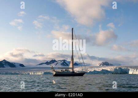 La Norvège Spitzberg Svalbard Lillieh°°k Glacier dans Krossfjorden voilier Banque D'Images