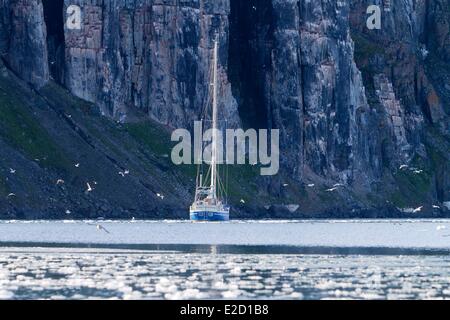 La Norvège Spitzberg Svalbard voilier en face de l'Lillieh°°k Glacier dans Krossfjorden Banque D'Images