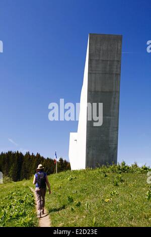 France Haute Savoie Glieres randonneur du plateau à côté du monument national de la résistance fait par Emile Gilioli Banque D'Images