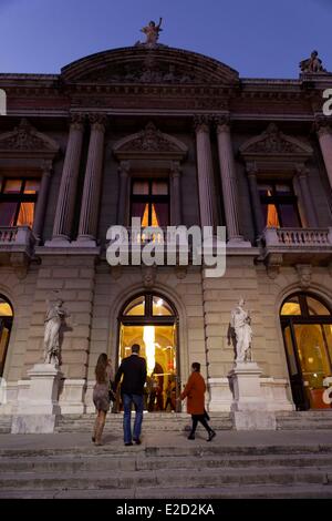 Suisse Genève façade du Grand Théâtre sur la Place Neuve couple pour un spectacle Banque D'Images