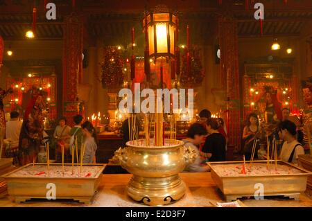 Chine Hong Kong Temple Man Mo d'encens plantés dans des conteneurs Banque D'Images