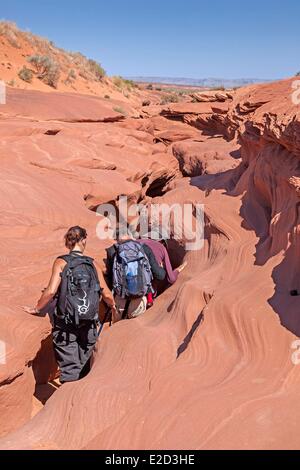 United States Arizona Nation Navajo Indian Reservation Lower Antelope Canyon près de la page visiteurs entrant dans la fente canyon Banque D'Images