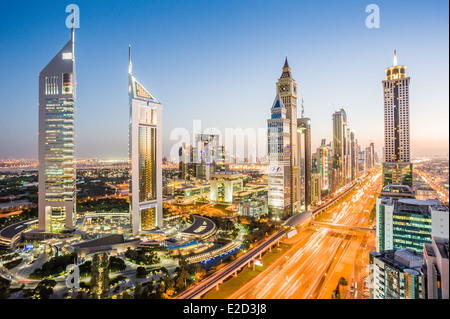 Peu après la tombée de Dubaï commence à briller et le trafic sur la route Sheikh Zayed commence à fondre en un faisceau de lumière. Banque D'Images