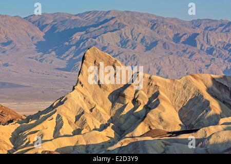 États-unis Californie Death Valley National Park le lever du soleil sur la Manly Beacon badlands à Zabriskie Point Banque D'Images