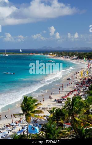 France Guadeloupe Saint Martin Orient Bay Beach et ses eaux turquoises avec Saint Barthelemy sur l'horizon Banque D'Images