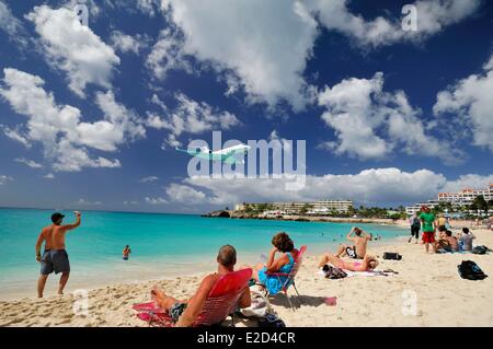 Netherlands Antilles Saint Martin (Sint Maarten) Maho Bay avion pendant l'atterrissage et passant sous les yeux de Banque D'Images