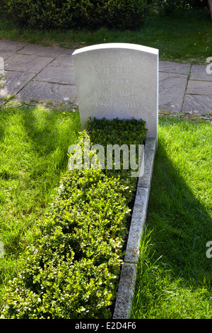 La tombe de Winston Spencer Churchill dans le cimetière de St Martins église à Woodstock, Oxfordshire UK Banque D'Images