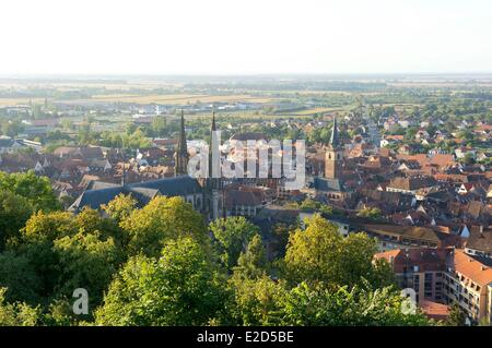 France Bas Rhin Obernai vue générale avec l'église Saint Pierre et Paul et la tour de la chapelle Banque D'Images