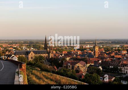 France Bas Rhin Obernai vue générale avec l'église Saint Pierre et Paul et la tour de la chapelle Banque D'Images