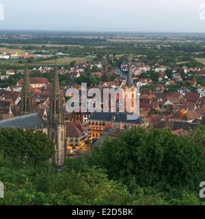 France Bas Rhin Obernai vue générale avec l'église Saint Pierre et Paul et la tour de la chapelle Banque D'Images