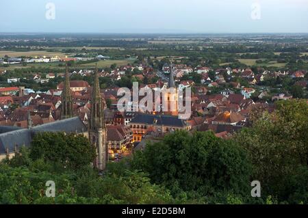 France Bas Rhin Obernai vue générale avec l'église Saint Pierre et Paul et la tour de la chapelle Banque D'Images