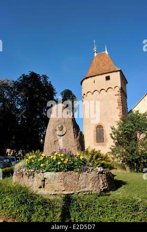 France Bas Rhin Obernai Gyss et monument de la tour au bas de Marché couvert les remparts Banque D'Images