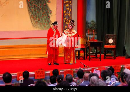 Macao Chine Chinese Theatre tous deux personnages sur scène vêtus de rouge Banque D'Images