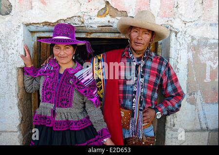 Pérou Cuzco province Livitaca Feria de San Sebastian qui répond à toutes les communautés indiennes de la région traditionnelle de couple Banque D'Images